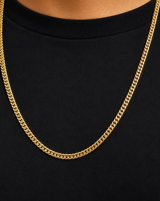 Cordão masculino grumet em ouro 18k usado no pescoço sobre camiseta preta