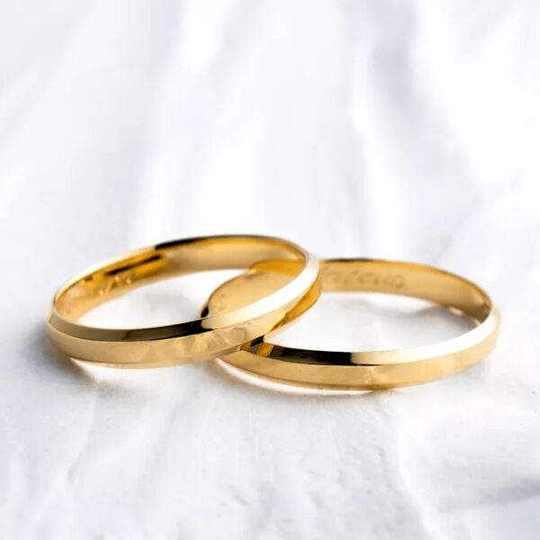 ALIANÇA DE CASAMENTO EM OURO 3MM CHANFRADO PEDRAS HELENA